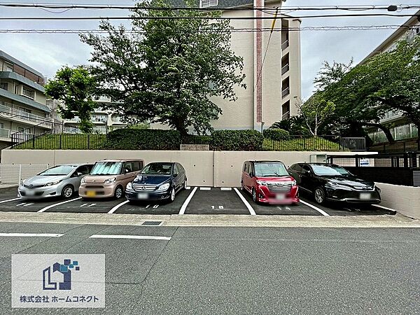 駐車場｜月額使用料：10,000円（※最新の空き状況は管理会社に確認が必要です）