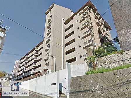 外観｜人気の千里山住宅地に1978年2月に完成しました。駅徒歩7分の立地で、都心部へのアクセスも便利です。