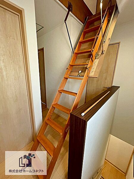 屋根裏収納
