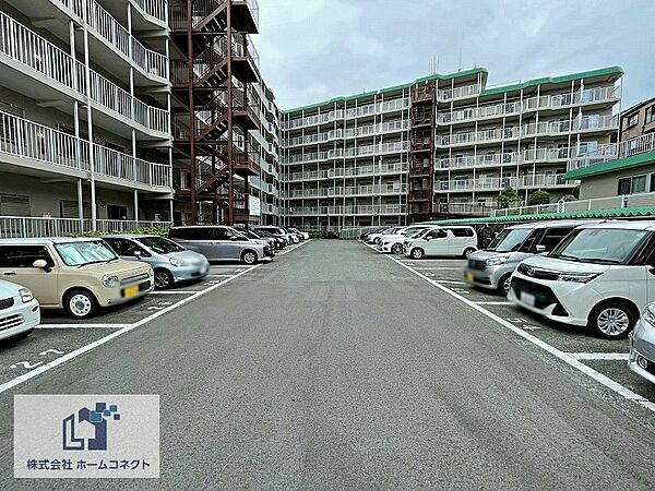 駐車場｜月額使用料：13,000円（※最新の空き状況は管理会社に確認が必要です）