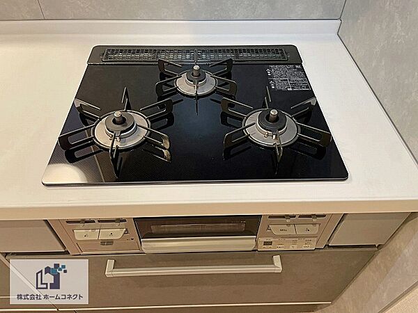 キッチン設備｜三ツ口コンロを搭載し、効率の良い調理が可能です。