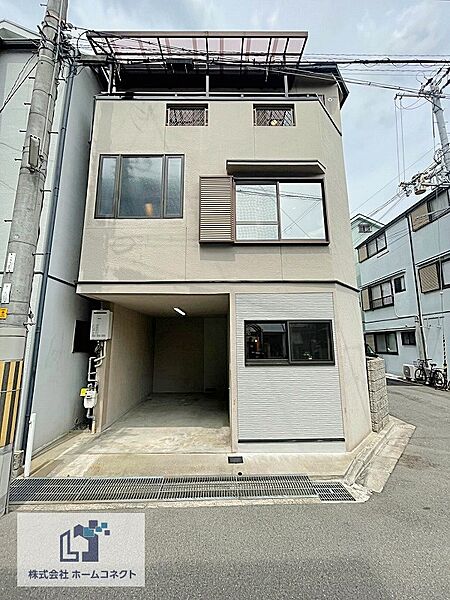 外観｜平成9年5月に完成した木造・鉄筋コンクリート造の三階建。