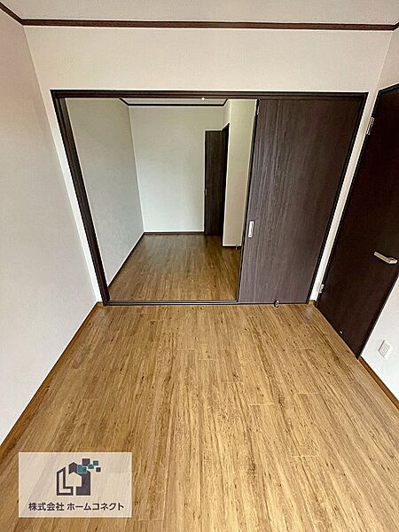 洋室（3）｜引き戸を開放することで、広々空間としてもご使用いただけます。