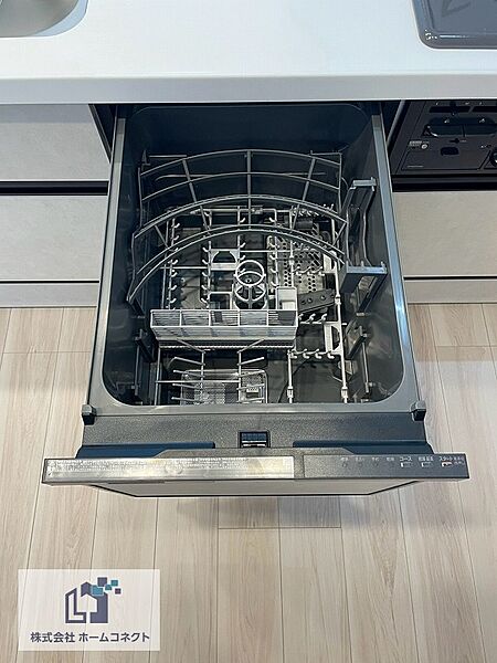 キッチン設備｜日々の家事の負担を軽減させる食器洗い乾燥機を搭載。光熱費も安くなり、一石二鳥です。