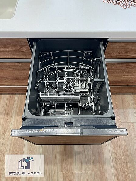 キッチン設備|日々の家事の負担を軽減させる食器洗い乾燥機を搭載。光熱費も安くなり、一石二鳥です。