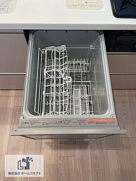 キッチン設備｜日々の家事の負担を軽減させる食器洗い乾燥機を搭載。光熱費も安くなり、一石二鳥です。