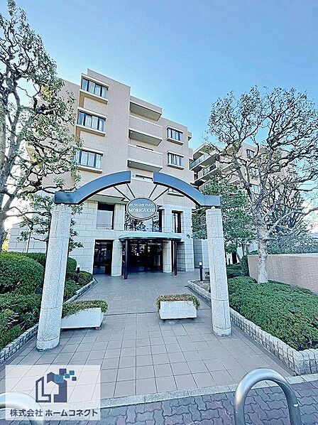 外観｜平成4年3月に完成した総戸数96戸のファミリータイプのマンションです。徒歩10分圏内にスーパーマーケット、コンビニ、郵便局他ございます。