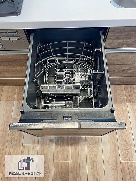 キッチン設備｜日々の家事の負担を軽減させる食器洗い乾燥機を搭載。光熱費も安くなり、一石二鳥です。