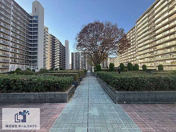 敷地内広場｜緑地に囲まれた憩いのスペース。手入れの行き届いた植栽からは、良好な管理状況が伺えます。