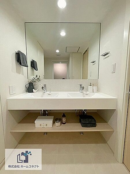 洗面化粧台新調｜2つのボウルを同時に使えるので、混みがちな朝の身支度もスムーズです。