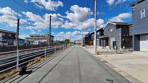 前面道路の幅員が約6.2ｍのございますので駐車が苦手な方も停めやすい幅員になっています(2024年10月12日撮影)