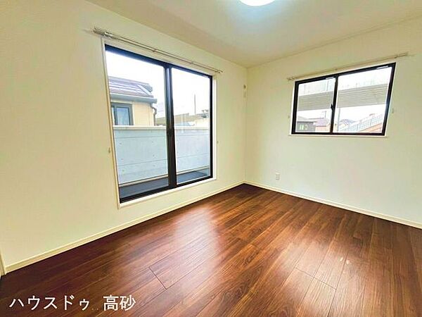 たっぷりの陽光に包まれる明るい洋室です。（撮影日：2026.6.9）