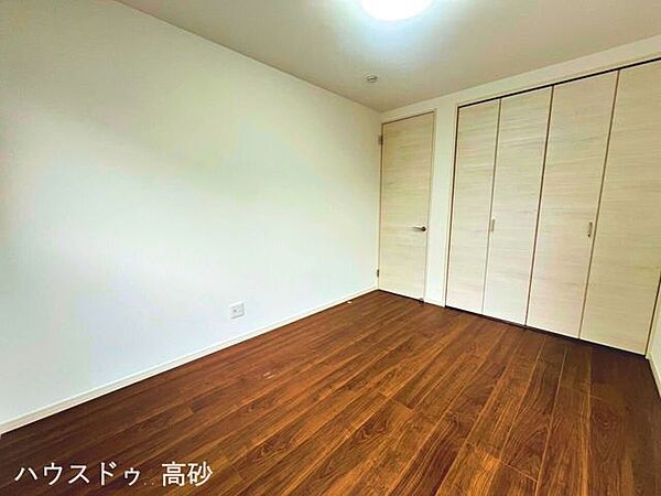 洋室は床にゴミが付着しづらいので掃除が楽にできます！（撮影日：2026.6.9）