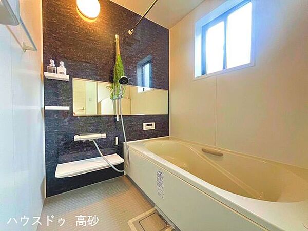 備え付けのラックにシャンプー類をすっきり収納でき、空間を無駄なく活用できます（撮影日：2026.6.9）