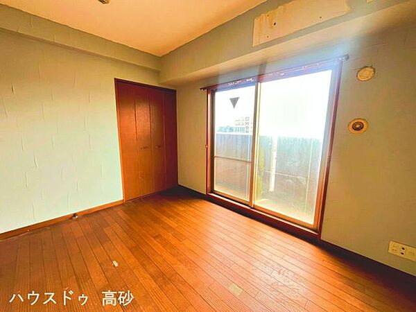 大きな窓から自然光がたっぷり入り、部屋全体が明るく広々と感じられます。（撮影日：2026.6.12）