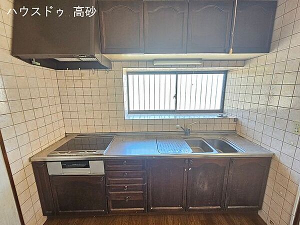 掃除のしやすいIHクッキングヒーター♪窓もあり換気も良好♪現地(2024.8.23)撮影