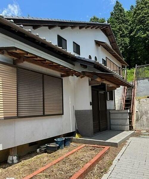 陽光に映える白い外観が魅力です