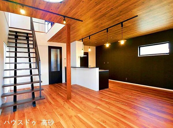 家族のぬくもりをつなぐ、カウンターキッチンのあるリビング♪