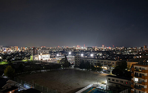 リビング開口部から小倉の市街地夜景を一望です♪
