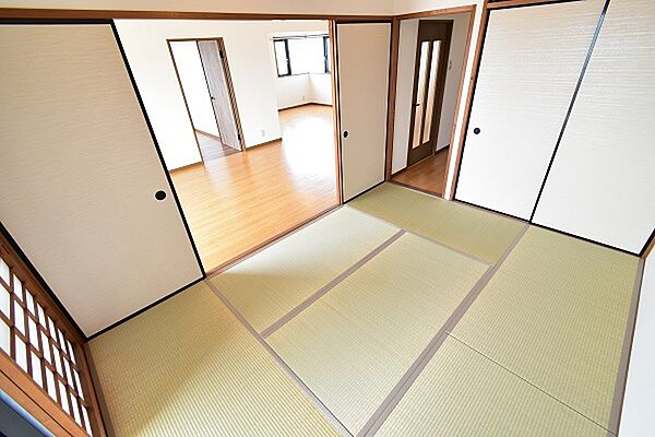 美しく改装された明るい南側６畳和室