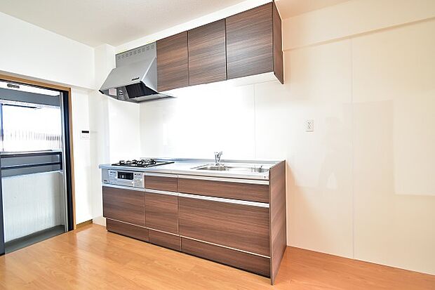 キッチン周辺部に冷蔵庫や収納などスペースを活用しやすい位置関係です！