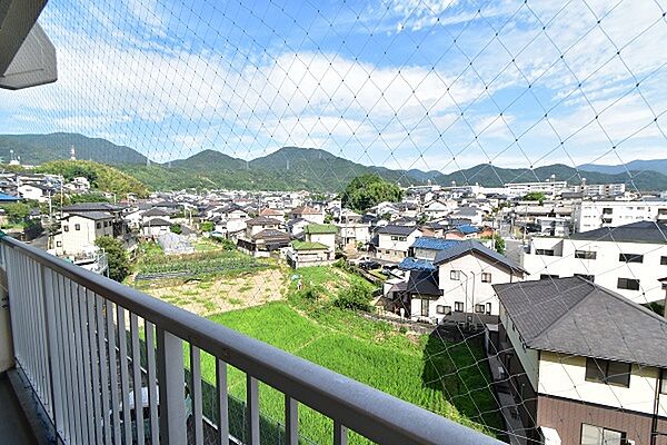 バルコニーからは緑もよく目に入る眺望♪