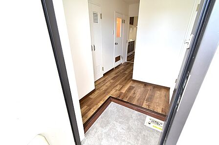 明るく暖かい雰囲気の玄関ホール