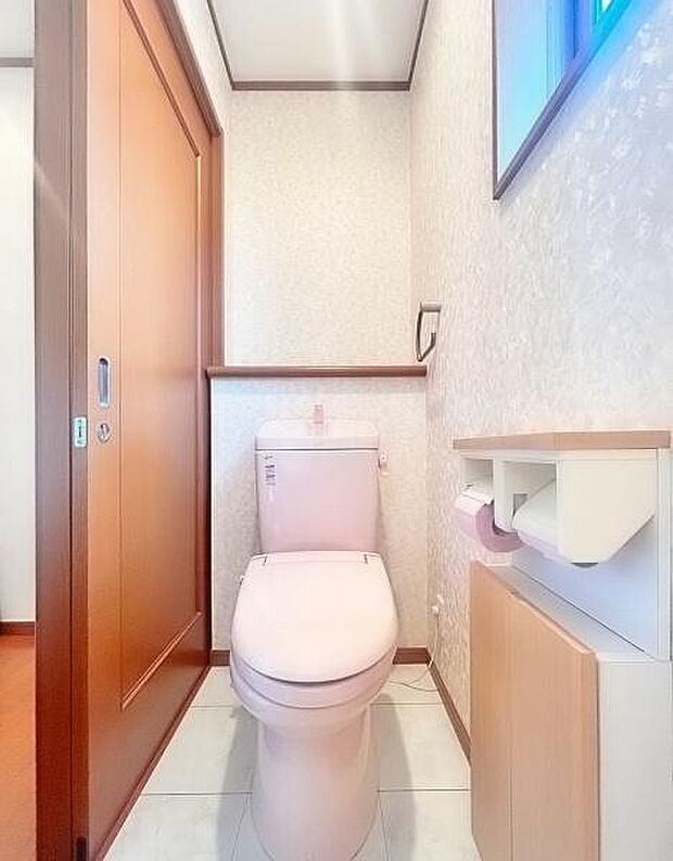2階のトイレ〜シンプルな内装のスッキリとしたトイレです。お手入れやお掃除が、簡単にできるシンプルなデザインのトイレです。