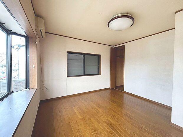 □洋室□出窓の室内側のスペースを上手に活用することで、インテリアスペースにすることもできますね♪