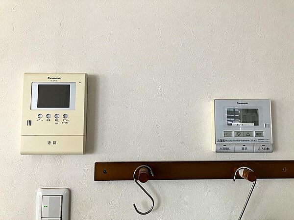 モニター付きインターホンと給湯スイッチです。
