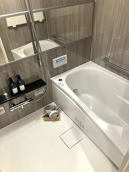 モダンなデザインの浴室は、1日の疲れを癒してくれます。浴室乾燥機付き。