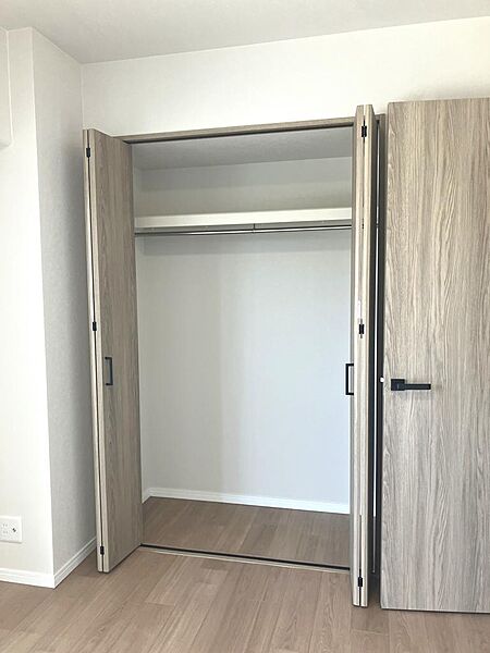 洋室の収納です。各居室にクローゼットが付いています。