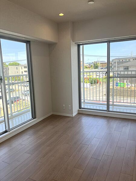 7.1平米の洋室は二面採光で大変明るいお部屋です。角部屋につき眺望良好！