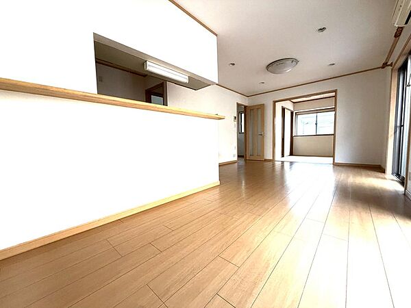 隣の和室とつなげれば約20帖の大きなリビングになります。お子様のお友達や親戚がたくさん集まれるリビングです。
