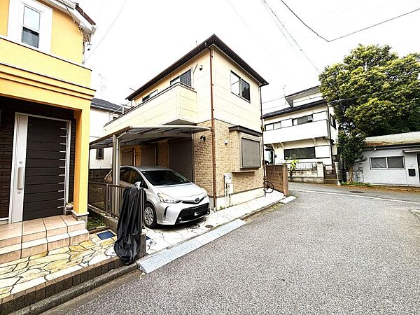 駐車場の前の道路は、表記以上の広さに感じて駐車が苦手な方もご安心ください。