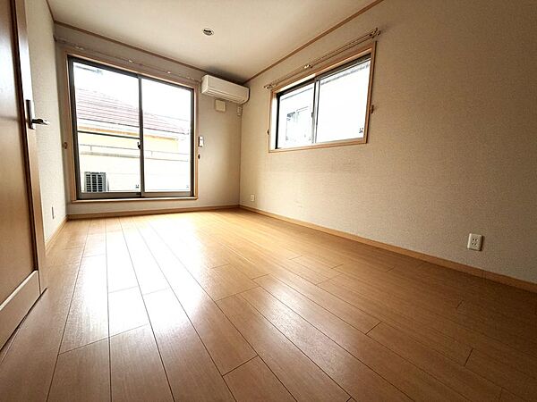 7.5帖の主寝室は、ワイドバルコニーがついて洗濯物を干す際に楽ちんです。