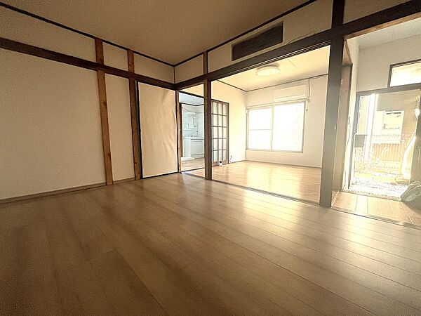 まるでリビングのような1階の2部屋