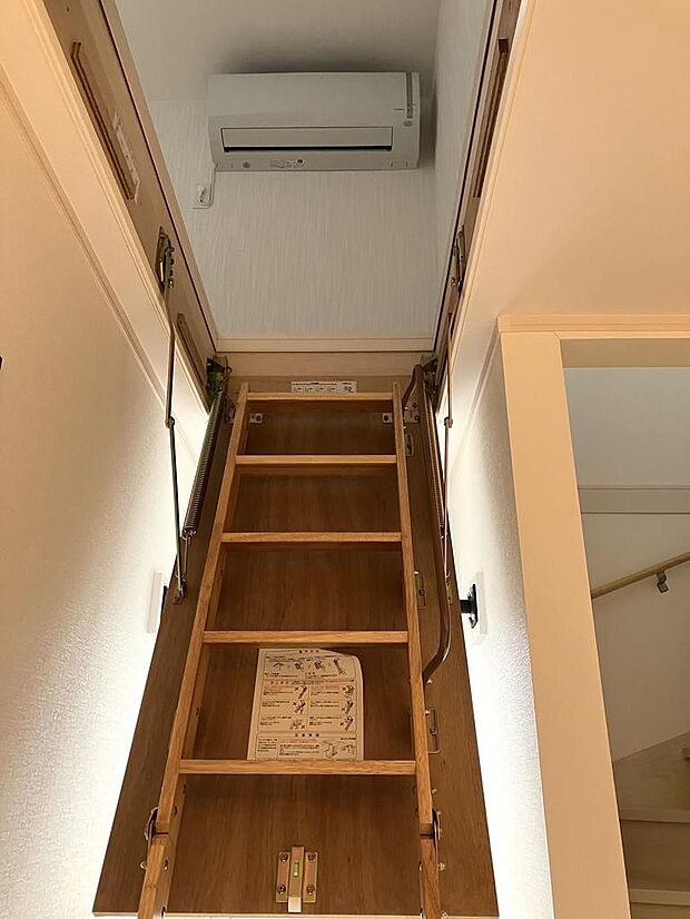 2階廊下から繋がるグルニエ（小屋根収納）収納スペースとしても使え、エアコンもついているのでお子様の秘密基地にも・・・！