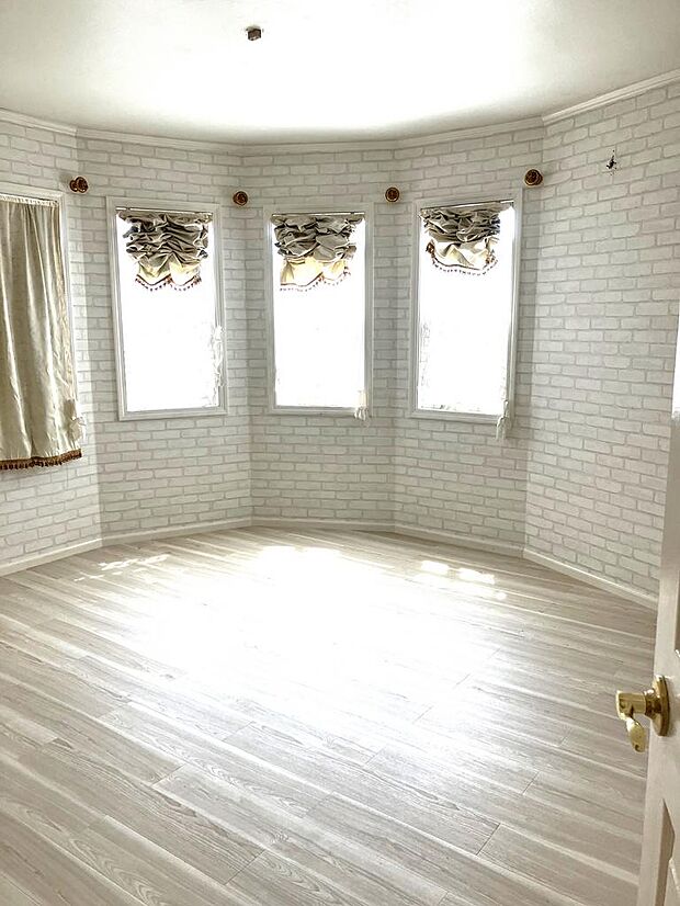 2階広々8.93帖洋室は寝室にぴったり。リビングと同じ円形の造りになっています。白を基調とした明るいお姫様のようなお部屋です。