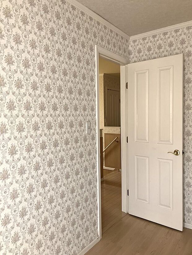 南側6帖洋室は高級感ある壁紙に白い扉。どんな家具を置くかで部屋の印象も変わりそうです。各居室テーマがありとても楽しく過ごせます。