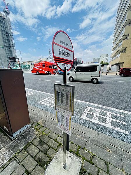 バス停目の前です