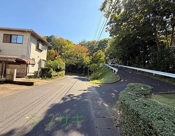 前面道路　西側　６m　右側の坂を上がると上戸祭中妻児童公園へ行けます！
