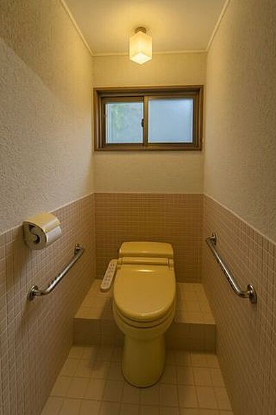 温水洗浄暖房便座付きです。※小物類を除去する修正を行っております。