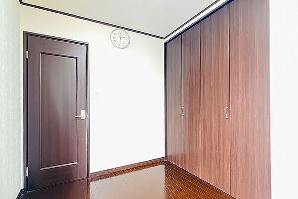 大きなクローゼットが自慢の洋室です♪お持物が多い方も安心★