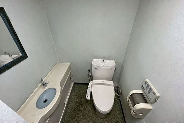手洗い場付のお手洗いは清潔感もある空間に☆※AIによる空室修正をしております。