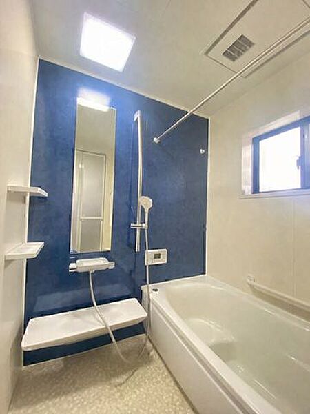 清潔感があり、窓付きで換気しやすい浴室♪※AIによる家具消し修正を行っています。