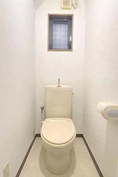 コンパクトで使いやすい配置に加え、窓と換気設備で空気がこもりにくい、清潔感のあるトイレ。※AIによる家具消し修正を行っています。
