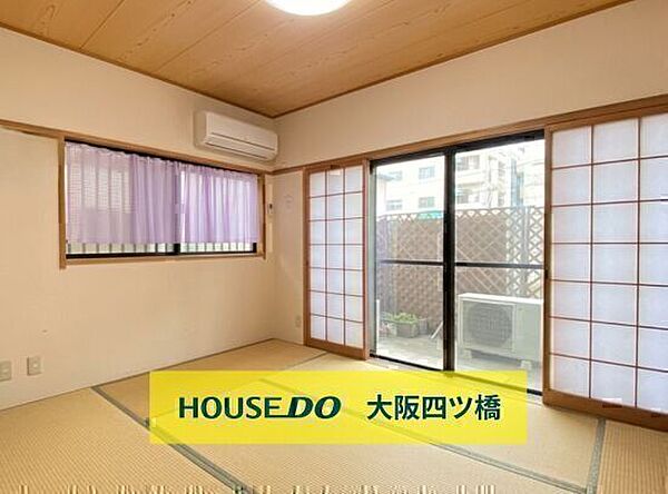 畳の温もりと木の天井が心地よい、採光良好で落ち着いた雰囲気の和室☆※AIによる家具消し修正を行っています。