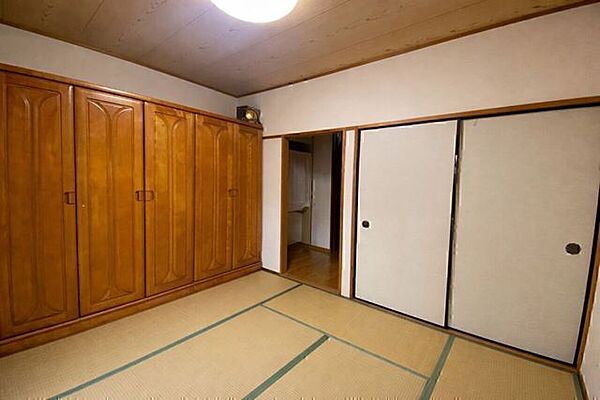 収納も備わり、生活動線を整えやすい和室の空間☆※AIによる家具消し修正を行っています。