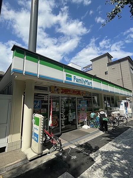 ファミリーマート大阪プール東店24時間営業 450m